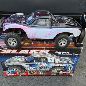 traxxas Slash: 1/10 scales 2WD short course  racing trucks